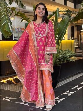 Mulmul brand Aphinya Pima Satin Fuschia Kurta Set. BUST 23